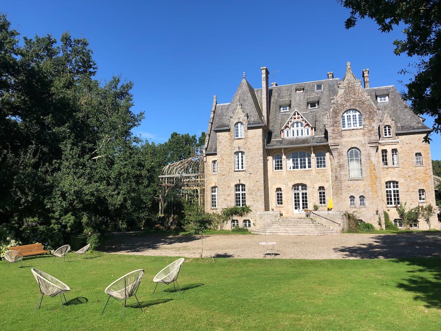 La façade du château et sa pelouse, prêtes pour une réception