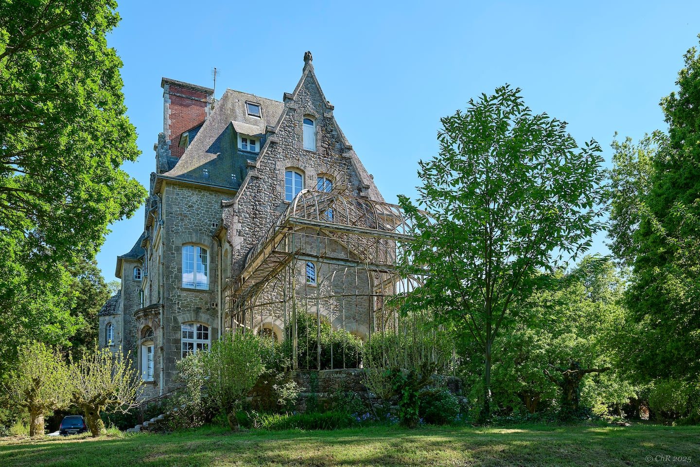 Le château et son ancienne serre vus du parc
