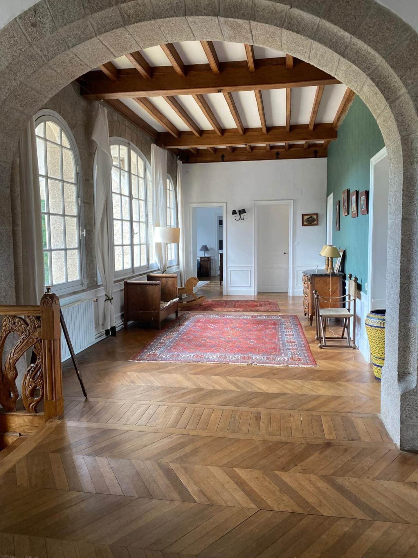 Le couloir de l’étage, son arche et son parquet
