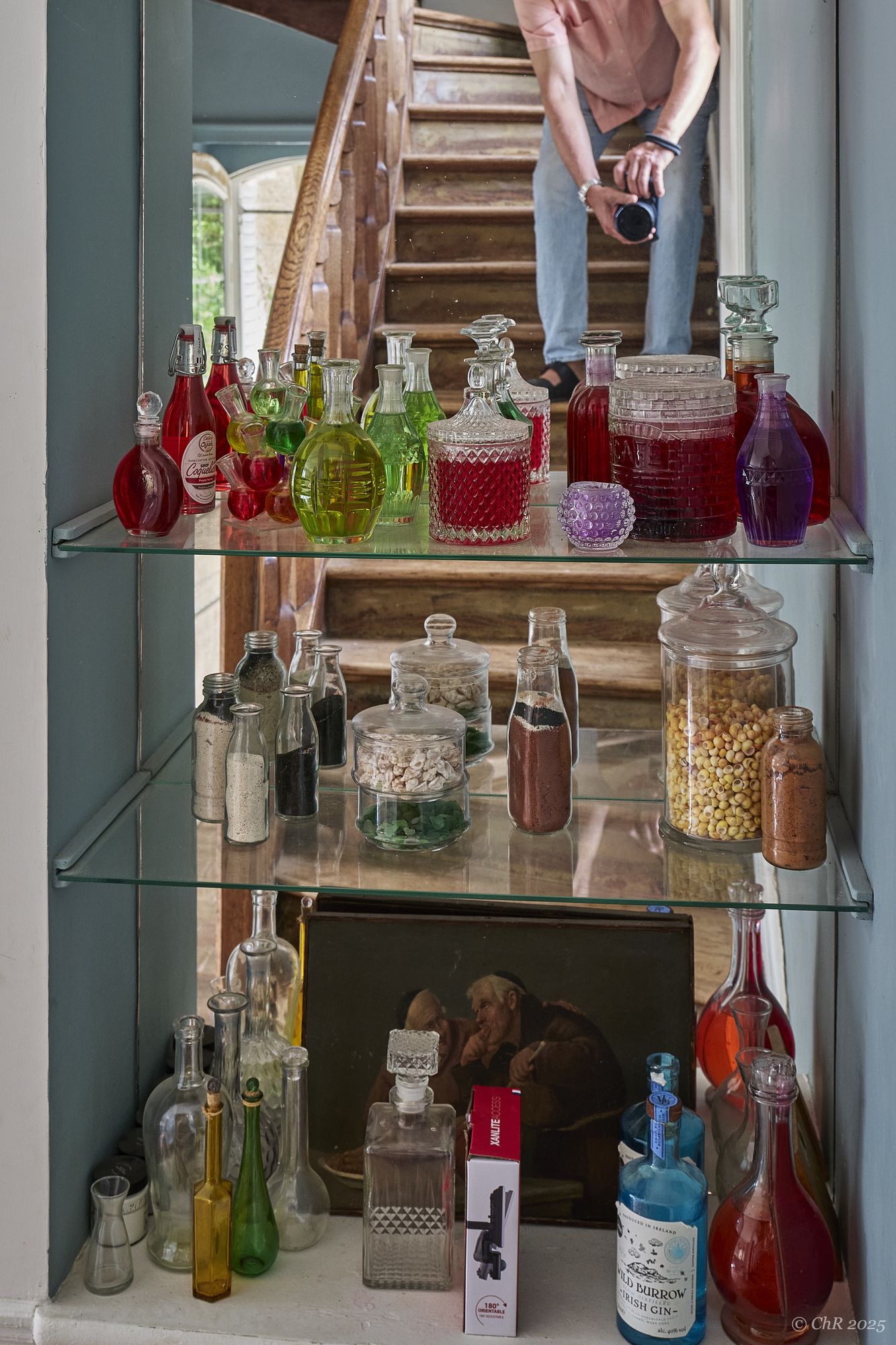 Les carafes colorées de l’escalier