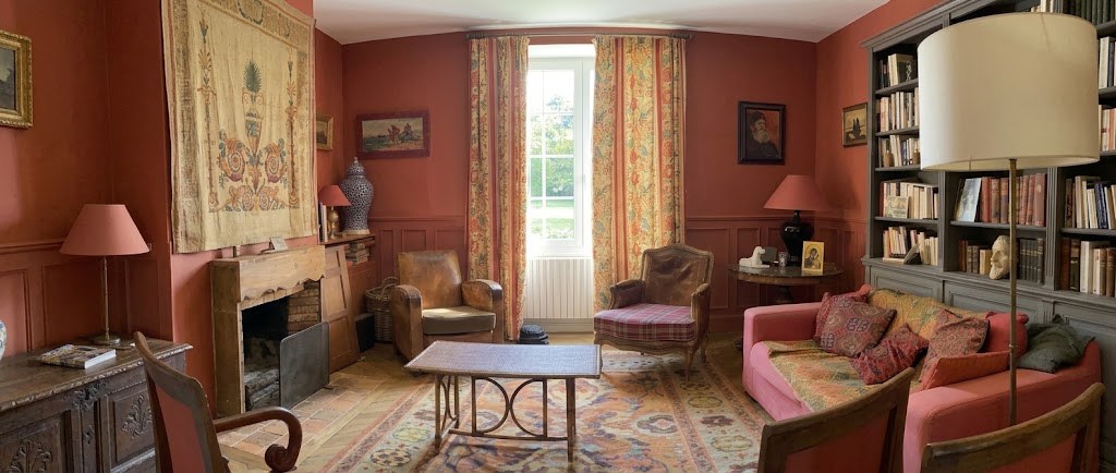 Le petit salon, sa cheminée et ses murs rouges